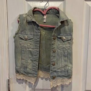 Xhilaration vest 4/5 with antique lace trim
